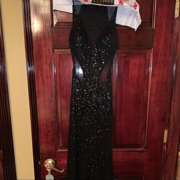 Gown (I am 5 foot) - Picture 3 of 7